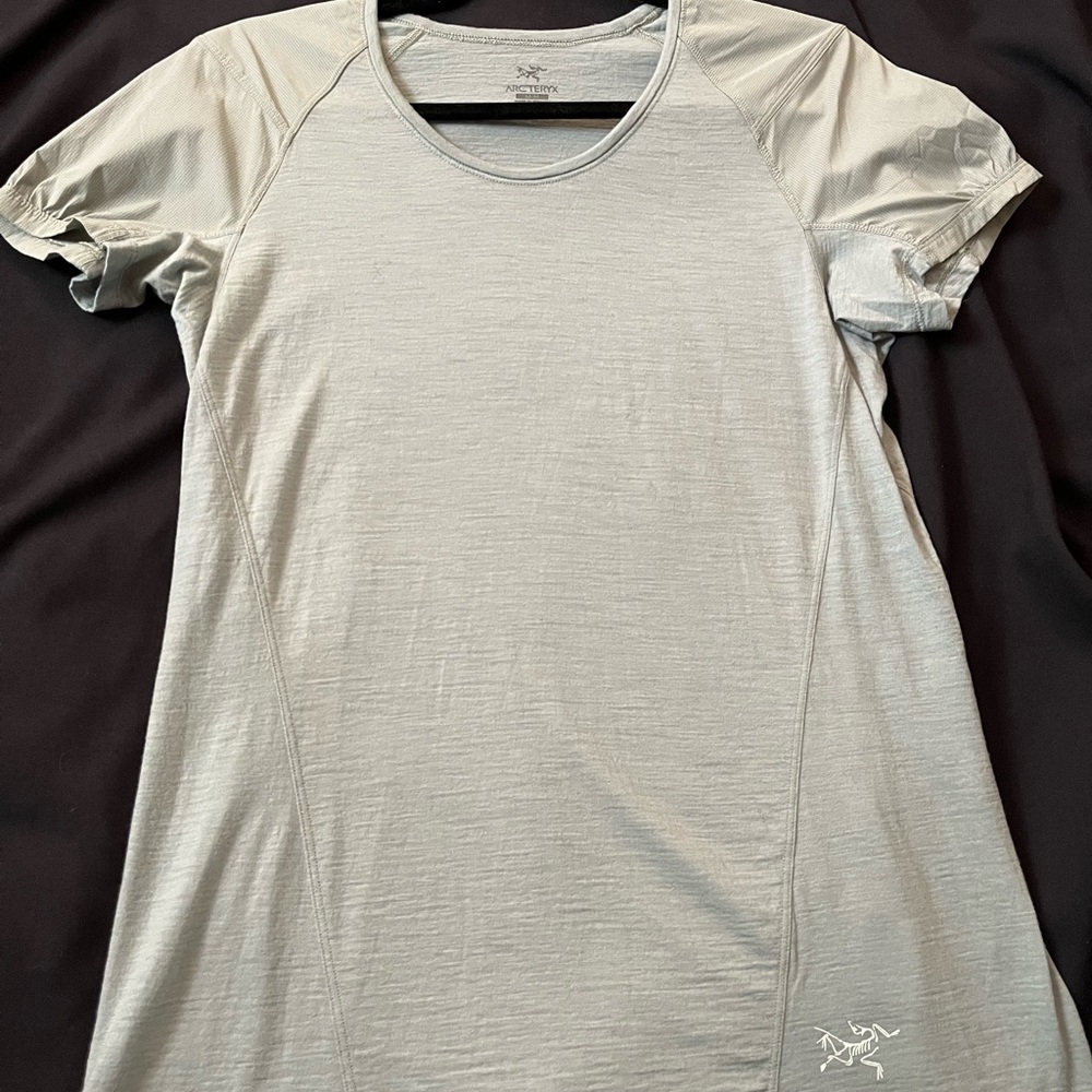 Cute Arc’teryx light green medium trail running shirt. Like new!